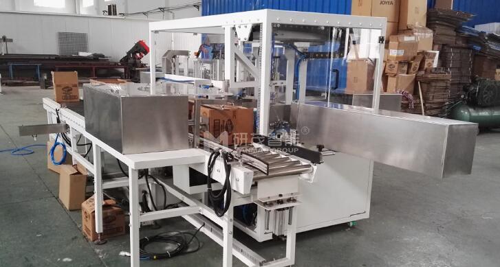 濕巾側(cè)推裝箱機(jī)